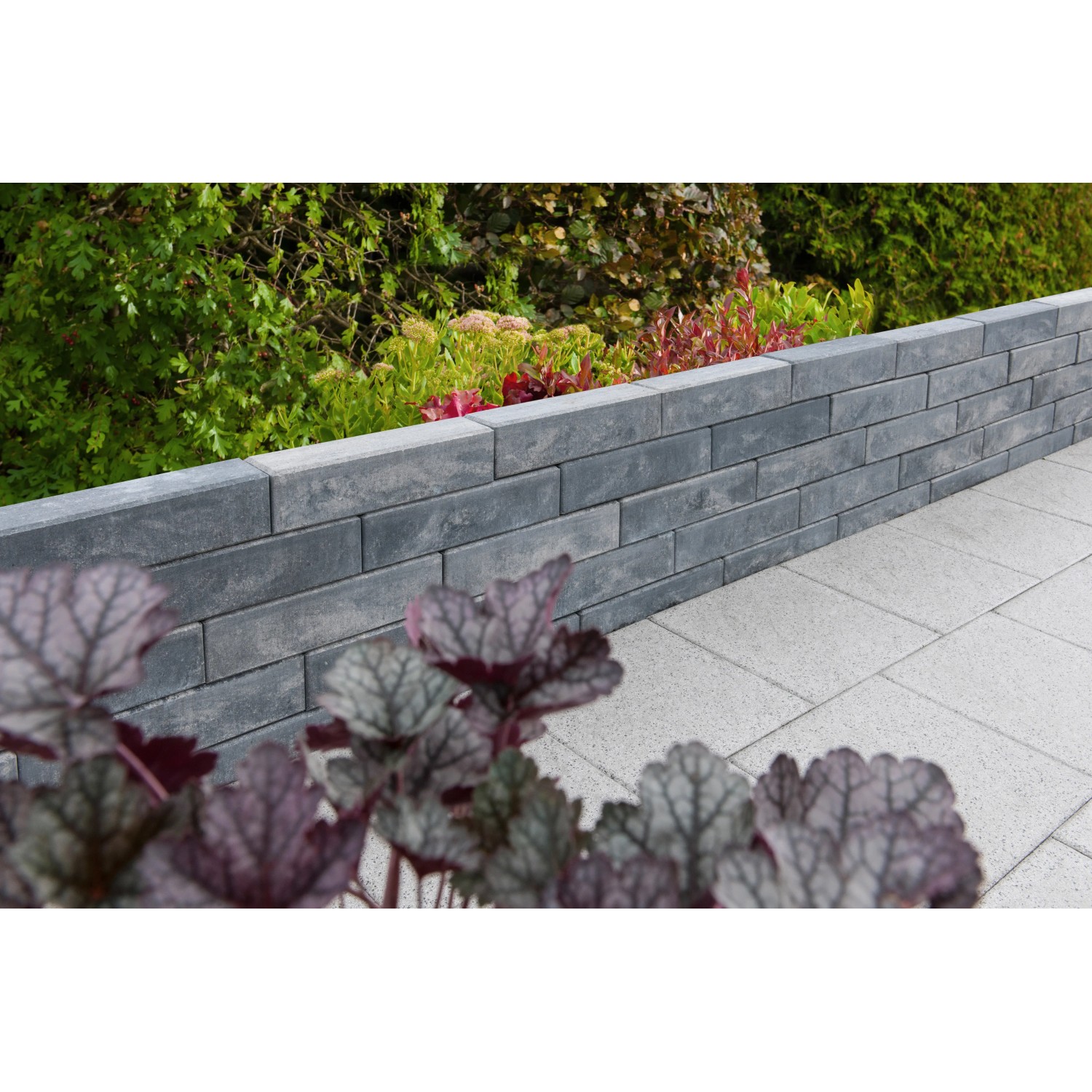 Mauer aus Diephaus Patea Pico Mauersteinen in Weiß-Schwarz, 40x10x10 cm, im Garten.