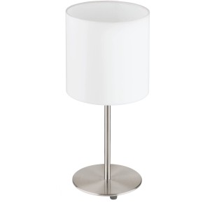 Weiße Eglo Tischleuchte Pasteri mit Textilschirm und Metallsockel.