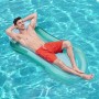 Mann entspannt auf der Bestway Aqua-Lounge Wasserhängematte im Pool.