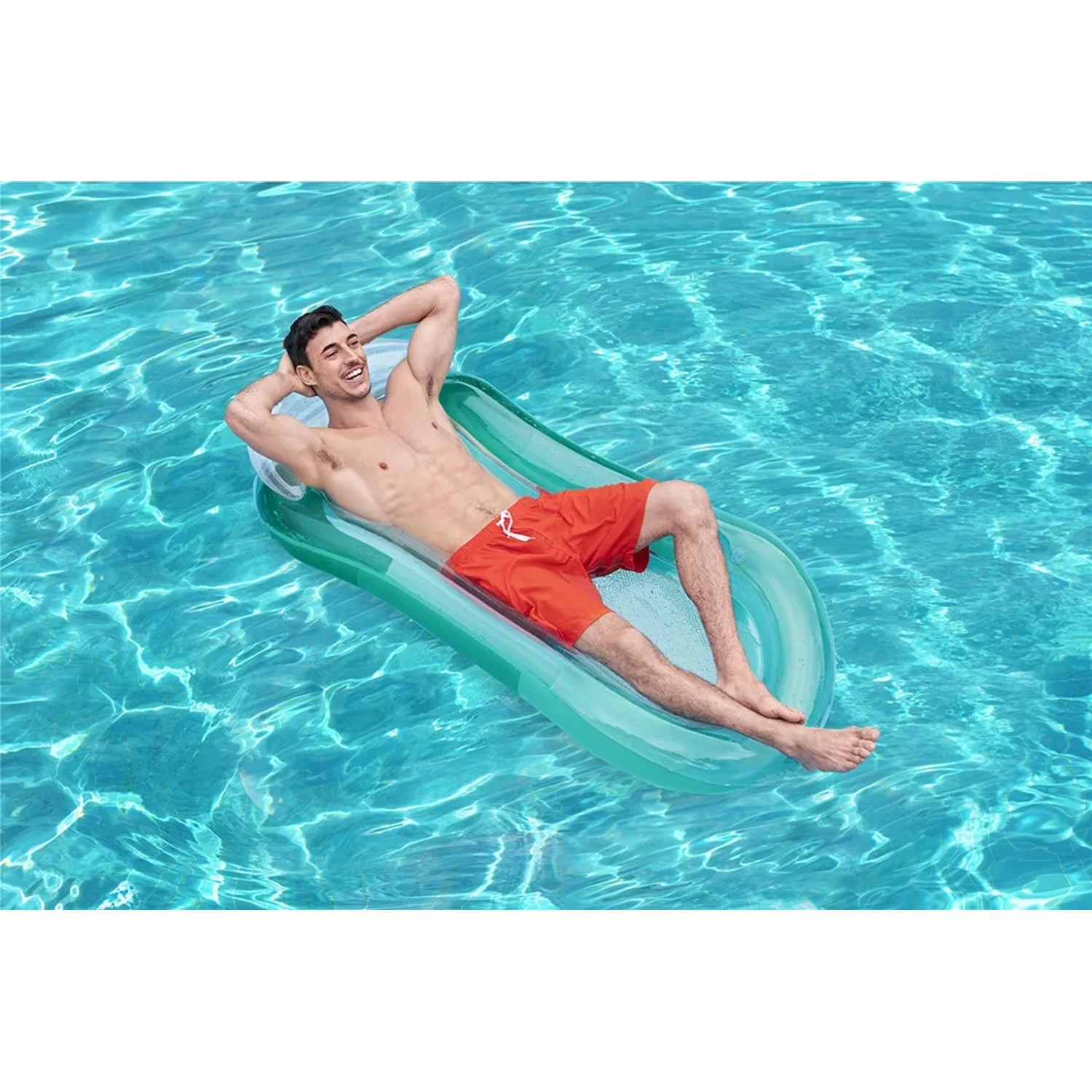 Mann entspannt auf der Bestway Aqua-Lounge Wasserhängematte im Pool.