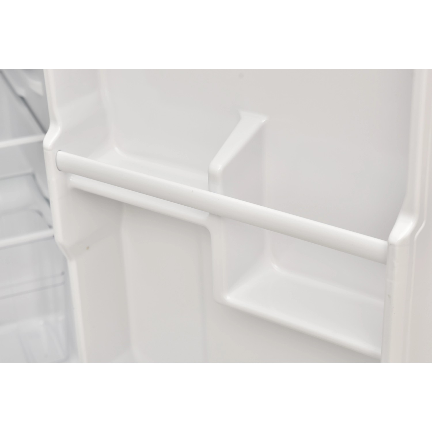 Detailaufnahme: Türablage des Telefunken CF-32-152-S Kühlschranks, weiße Kunststoffelemente.