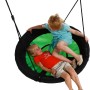 AXI Nestschaukel Swibee Schwarz mit zwei Kindern. Runde Schaukel mit grünem Sitz und schwarzen Seilen.
