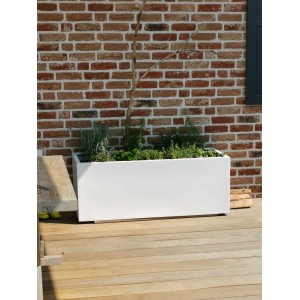 Weißer Vivanno Pflanzkübel Maxi (120x45x45 cm) aus Fiberglas, bepflanzt mit Kräutern, auf Holzterrasse.