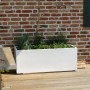 Weißer Vivanno Pflanzkübel Maxi (120x45x45 cm) aus Fiberglas, bepflanzt mit Kräutern, auf Holzterrasse.