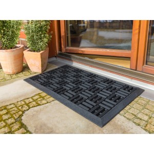 Schwarze Astra Gummimatte Dynamic 45x75 cm vor einer Haustür. Strapazierfähige Schmutzmatte für den Außenbereich.
