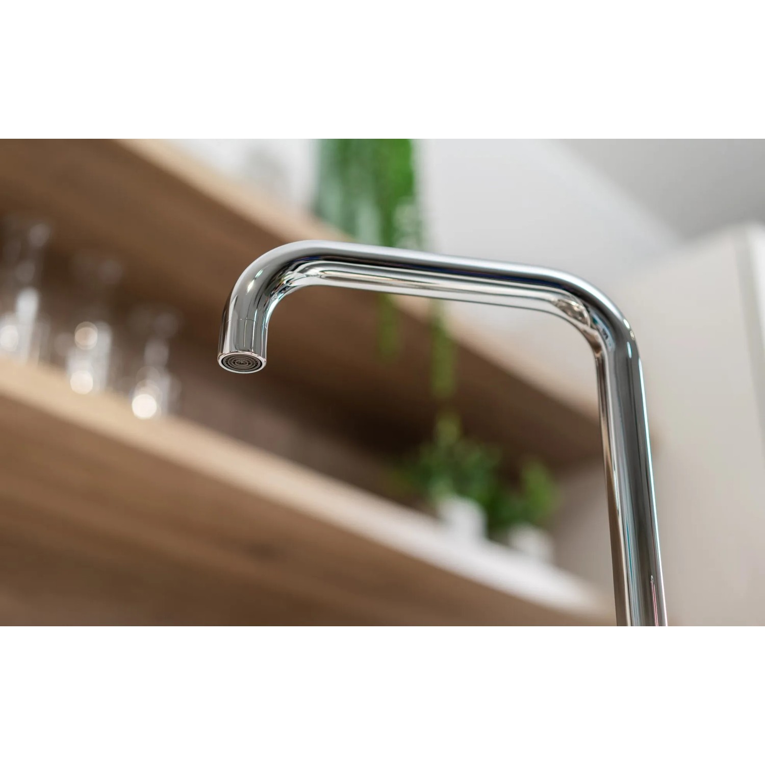 Unterfenster Küchenarmatur Mit Schwenkbarem Auslauf – Nur 45 Mm Höhe, 360° Drehbar, Chrom/Granit Weiß