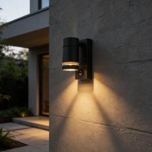 Moderne, schwarze QAZQA Außenwandleuchte Ensam mit Bewegungssensor und warmem Lichtschein.