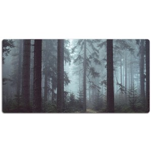 Schreibtischunterlage 100x50 cm mit Nebelwald-Motiv. Dunkle Baumstämme im Nebel, ideal als Schreibtischmatte für Büro.