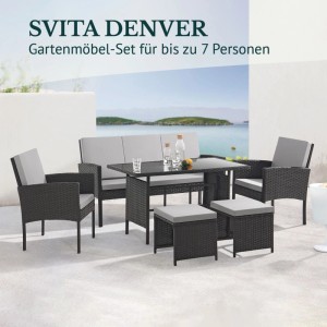 Schwarzes Svita Denver Polyrattan Gartenmöbel Set: Esstisch, 3er-Sofa, 2 Sessel, 2 Hocker mit grauen Kissen auf Terrasse.
