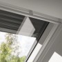 Velux Solar-Rollladen SSL CK02, dunkelgrau, teilweise geöffnet am Dachfenster.