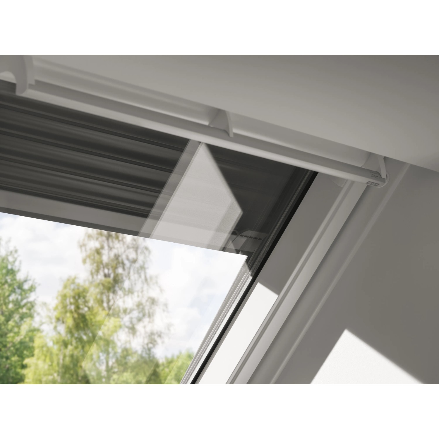 Velux Solar-Rollladen SSL CK02, dunkelgrau, teilweise geöffnet am Dachfenster.