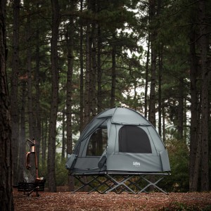Graues SoBuy 3in1 Campingzelt für 2 Personen im Wald, mit Feldbett und Kochstelle. Ideal für Outdoor-Abenteuer.