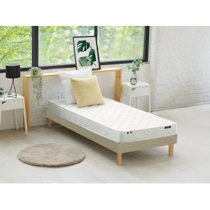 Weiße Vente-unique Zeus Kaltschaummatratze 90x200 cm auf einem Bettgestell in einem hellen Schlafzimmer. Gestepptes Design.