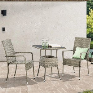 Quadratischer, grauer Polyrattan Gartentisch Yoro (60x60 cm) mit zwei Stühlen auf einer Terrasse.