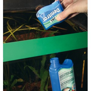 JBL Denitrol Aquarium Starter 250ml wird in ein Aquarium gegeben.