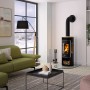 Justus Kaminofen Mino Trios 2.0, Stahl schwarz mit Sandstein Holzoptik, 5 kW, in Wohnraum.