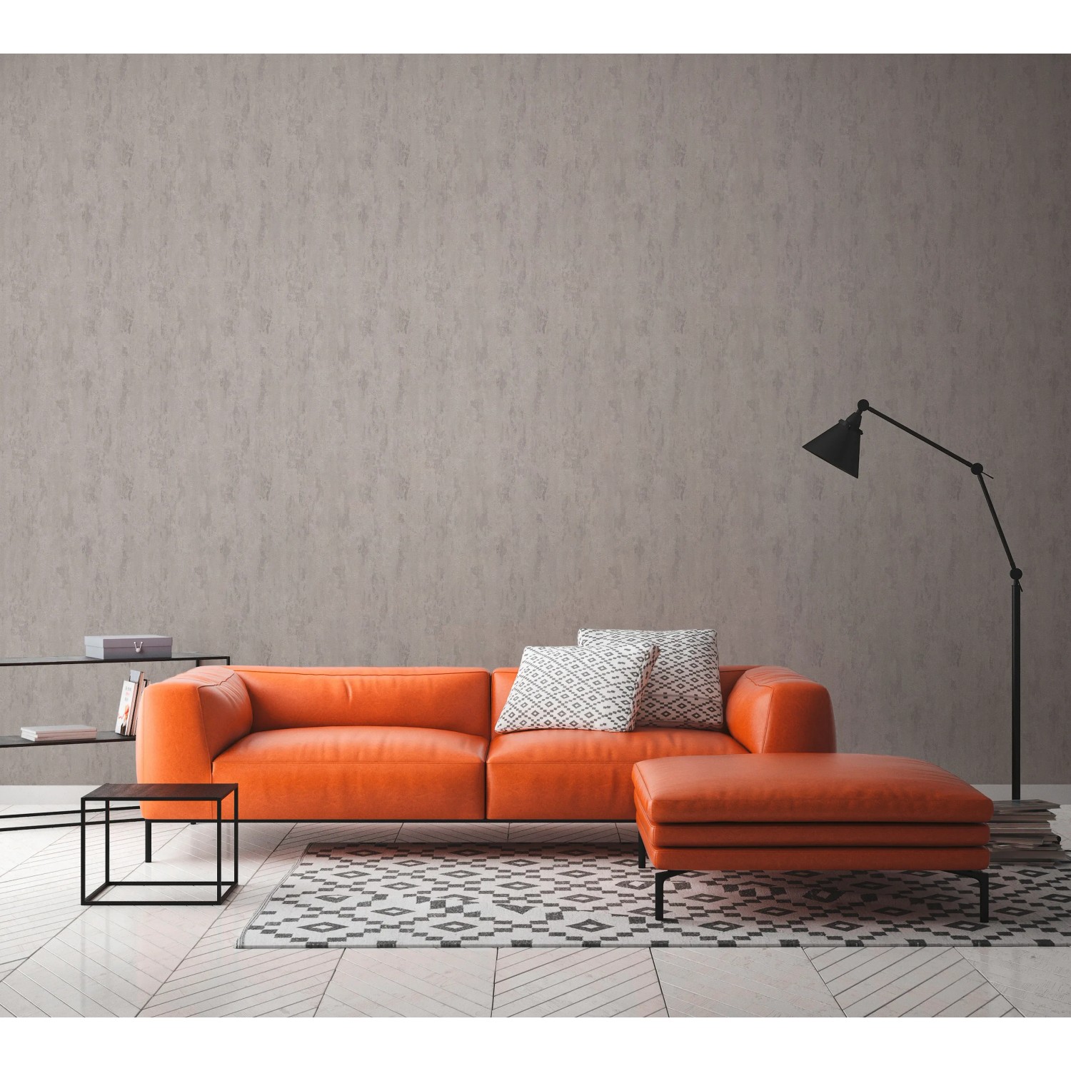 Vliestapete Trendwall 2 Uni Grau Silber Glänzend an Wohnzimmerwand hinter orangefarbenem Sofa.