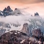 Komar Vlies Fototapete The Fortress (400x250 cm) mit Berglandschaft und Wolken.