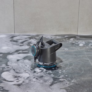 Gardena 2in1 Schmutzwasser-Tauchpumpe im Einsatz, umgeben von Wasser. Elektro-Pumpe mit Schwimmschalter.