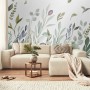 Fototapete Breeze Grün (350x250 cm) mit Pflanzenmotiven im Wohnzimmer.