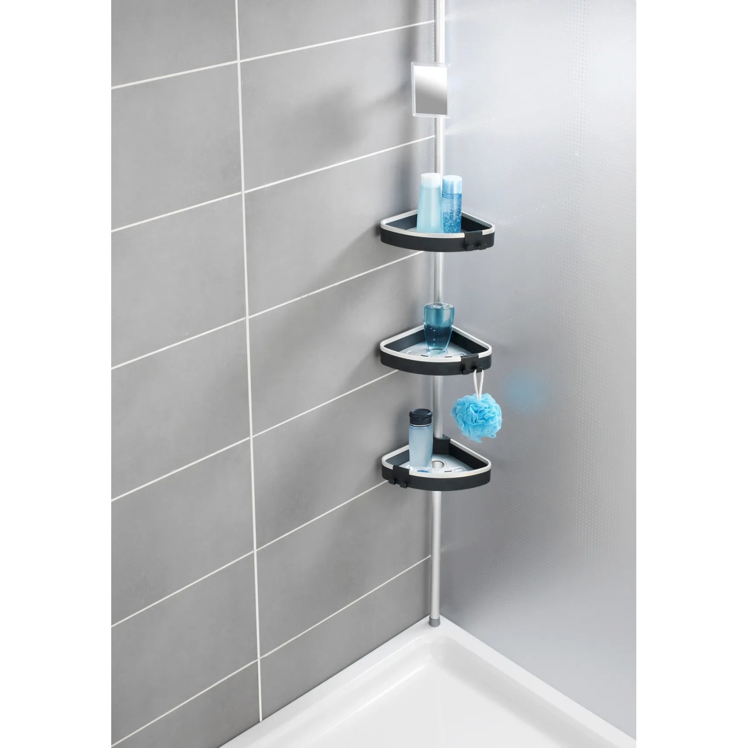 Wenko Teleskop Duschregal Wave Aluminium mit drei Ablagen und Spiegel in der Dusche.