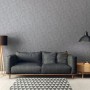 A.S. Creation Vliestapete Vintage Style Dunkelgrau an Wand hinter Sofa, Lampe und Tisch.