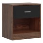 Brauner MDF Nachttisch mit schwarzer Schublade, silbernem Griff und offenem Fach. Praktischer Nachtschrank.