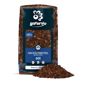 Braune Galamio Holzhackschnitzel (60l) aus Kiefernholz, Körnung 5-60 mm, vor dem Sack. Ideal für Mulch im Garten.