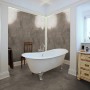 Badezimmer mit Classen Neo Vario Marron Dekor-Paneelen in Steinoptik an Wand und Boden.