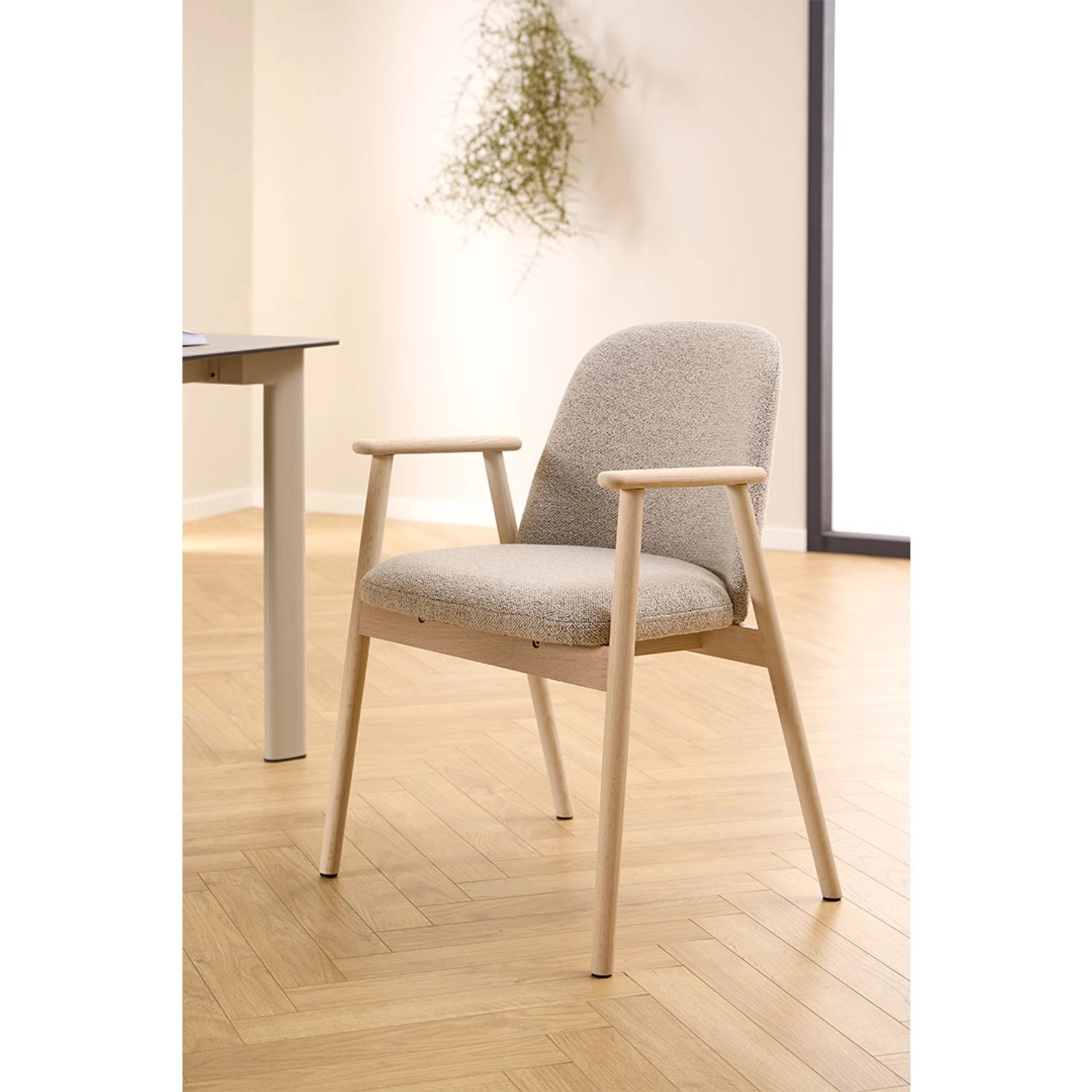 Eleganter Esszimmerstuhl Leo mit Armlehnen, Bouclé Beige, Holzgestell.