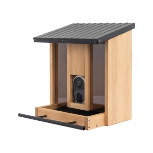 Hölzernes Technaxx WLAN-Birdcam Futterhaus mit dunklem Dach und integrierter HD Kamera zur Vogelbeobachtung.