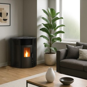 Schwarzer Sannover Eck-Pelletofen Iseos 12,2 kW mit sichtbarer Flamme im modernen Wohnzimmer. Effizientes Heizen.