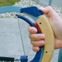 Hand hält LUX Baumsäge 350 mm mit Holzgriff. Gartensäge mit Schnellspannhebel.