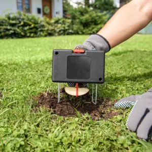 Windhager Wühlmausfalle Track & Catch im Einsatz mit Apfel als Köder im Garten.