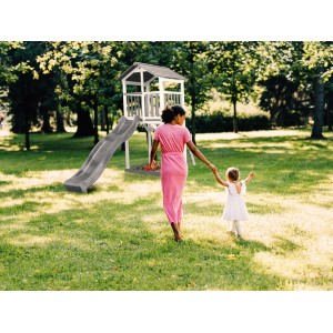 Axi Beach Tower Spielturm mit grauer Rutsche im Garten, mit Mutter und Kind.