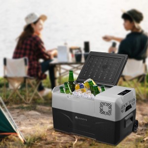 Juskys Kühlbox Yukon 30 Liter mit Kompressor, gefüllt mit Eis und Getränken im Outdoor-Einsatz.