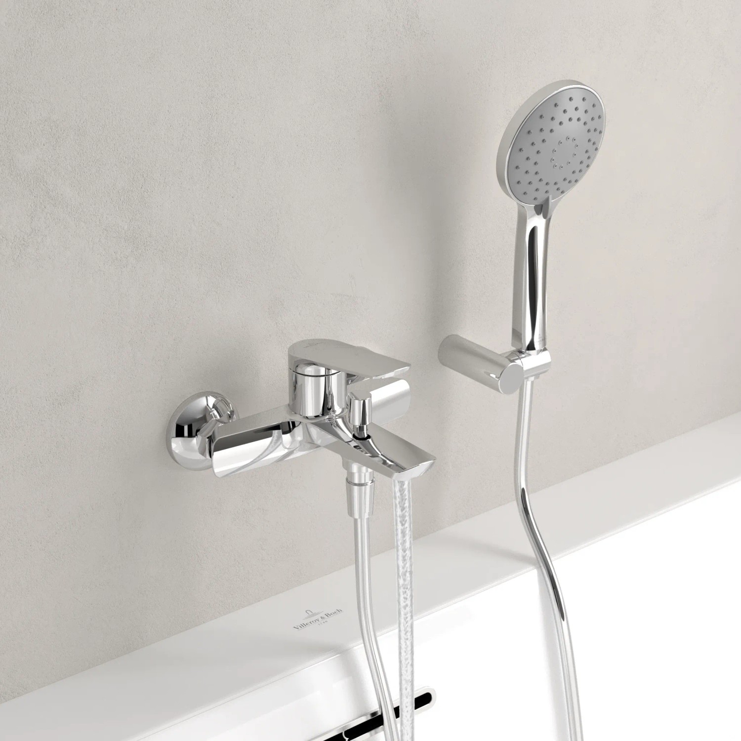 Moderne Villeroy & Boch Oasis Badewannenarmatur Aufputz in Chrom mit Handbrause.