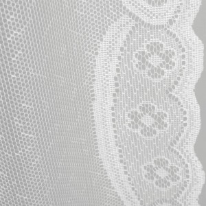 Feine, weiße Bistrogardine mit Schmetterlings-Stickerei und Schwalbenschwanz-Abschluss. Transparenter Fenstervorhang.