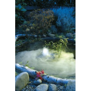 Ubbink MystMaker III Teichvernebler im Gartenteich mit Nebel und Pflanzen.