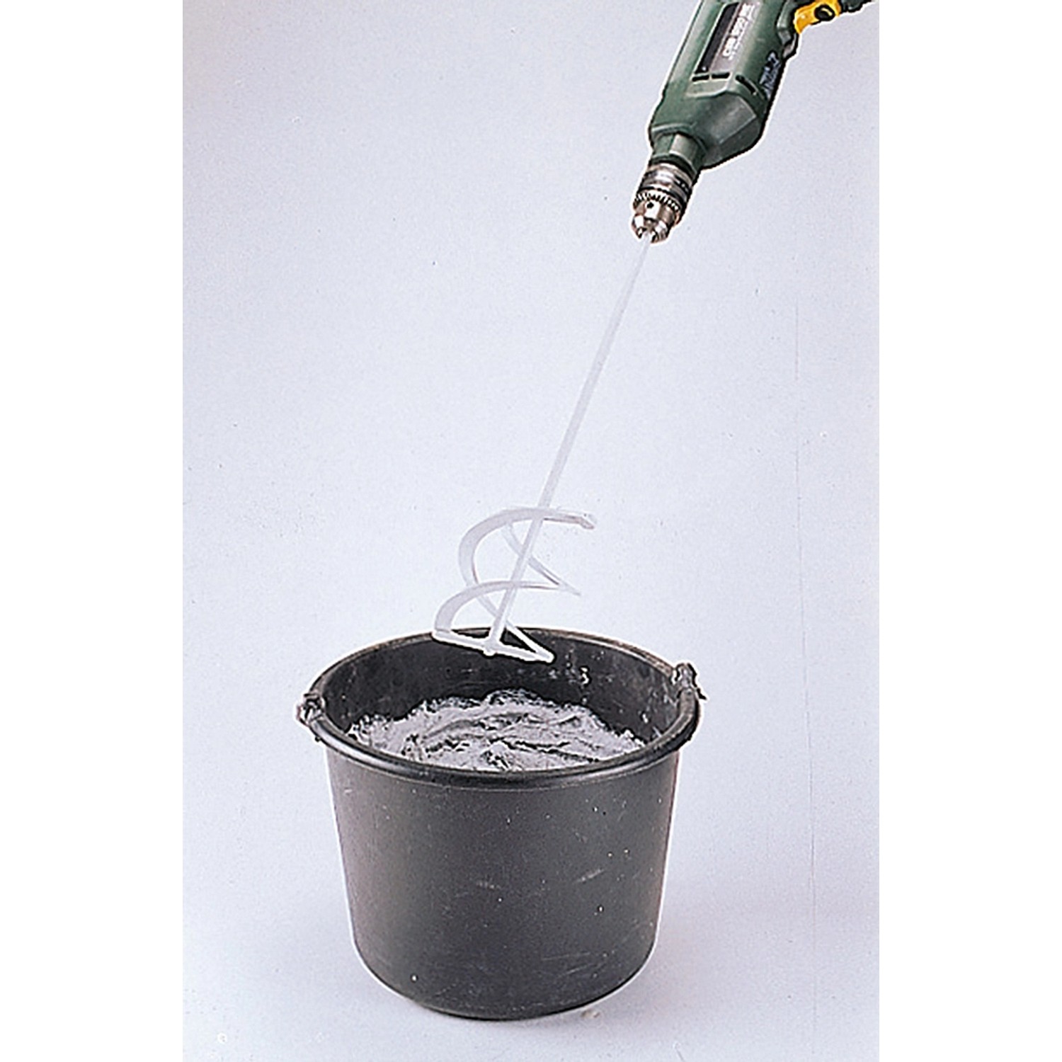kwb Mörtel-Mixer 120 mm im Einsatz: Bohrmaschine mischt Mörtel im Eimer.