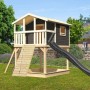 Karibu Stelzenhaus Benjamin mit Rutsche und Holzrampe in Natur-Grau im Garten.