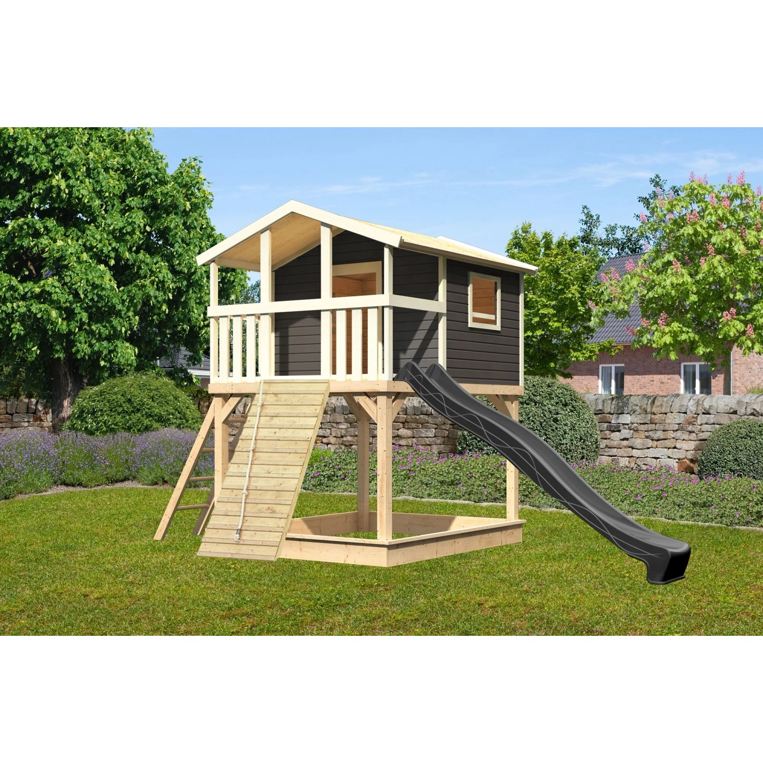 Karibu Stelzenhaus Benjamin mit Rutsche und Holzrampe in Natur-Grau im Garten.