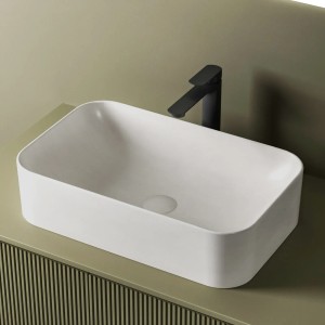 Modernes, matt weißes Emke Aufsatzwaschbecken aus Keramik mit schwarzer Armatur im Badezimmer.