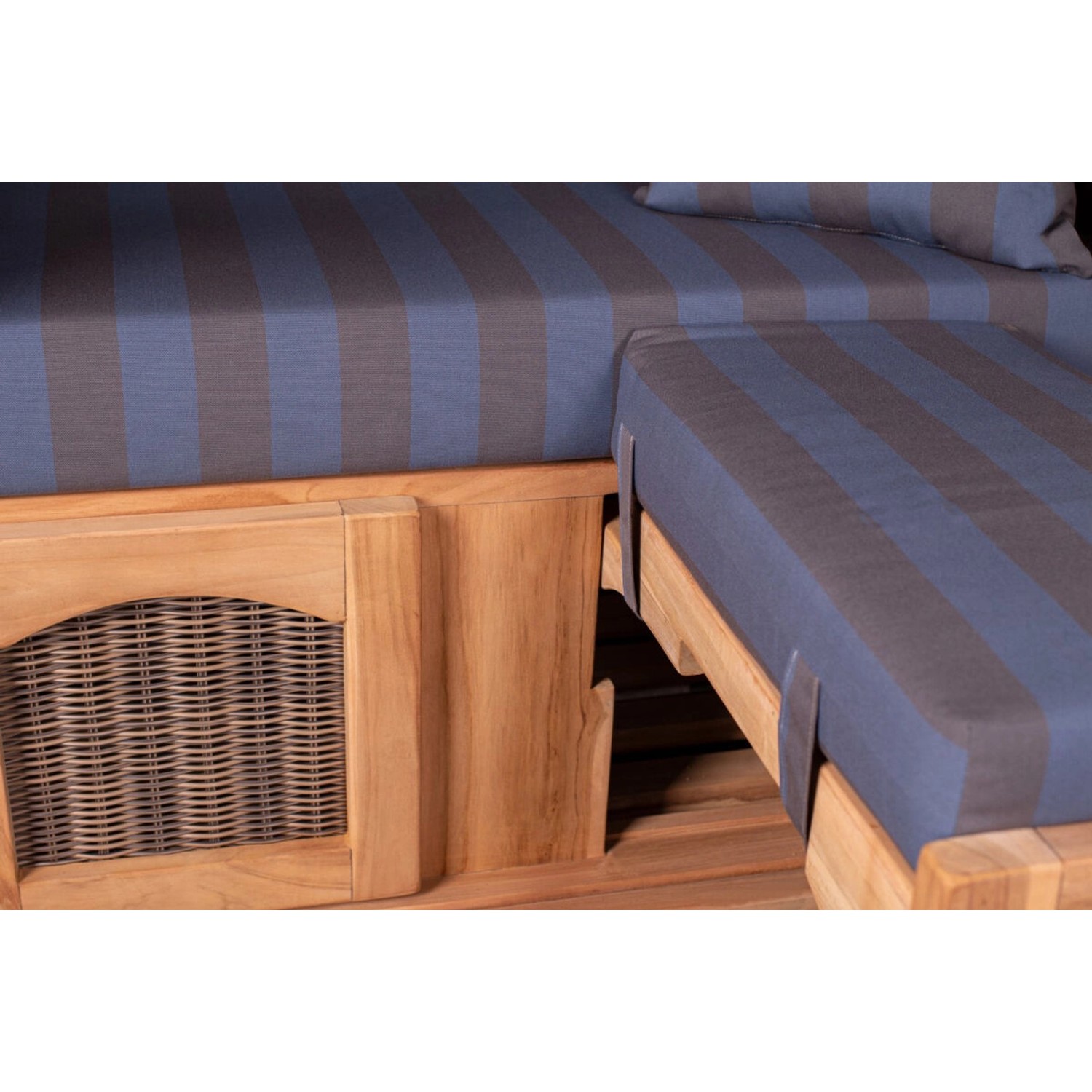Detailansicht Strandkorb Ammersee Teak grau mit Bullauge und blau-grau gestreiften Polstern.