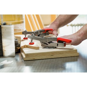 Bessey Waagrechtspanner STC-HH/40 im Einsatz auf Werkbank, zum Fixieren von Holz.