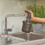 Gardena EasyPump Pumpsprüher (1 l) wird unter einem Wasserhahn befüllt.