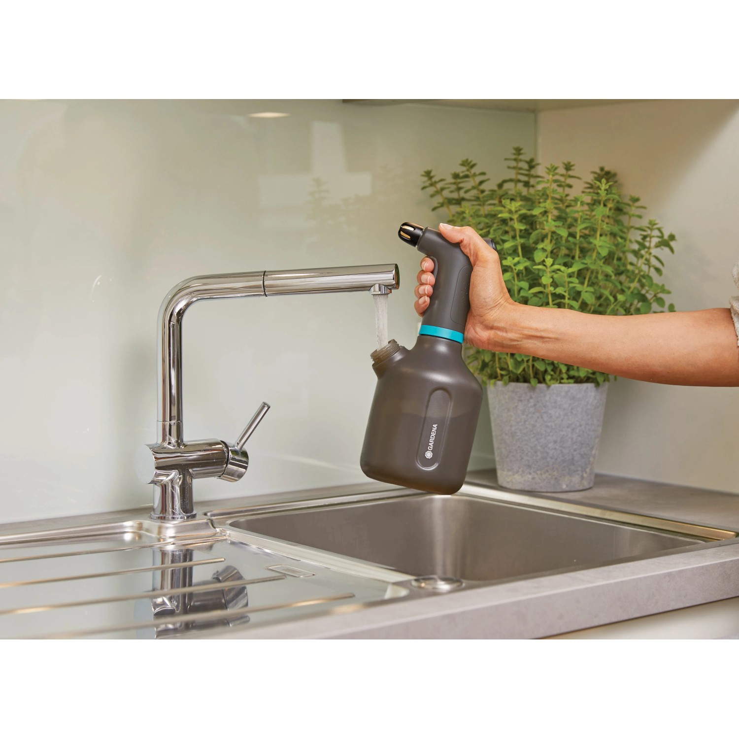 Gardena EasyPump Pumpsprüher (1 l) wird unter einem Wasserhahn befüllt.
