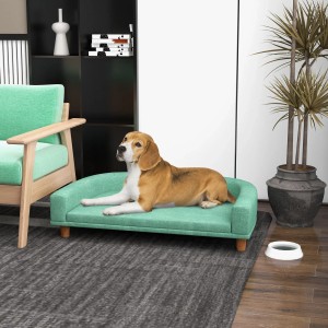 Hund liegt entspannt auf mintgrünem PawHut Hundesofa mit Holzbeinen.