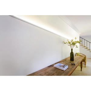 Weiße ORAC DECOR Eckleiste CX189 AXXENT für indirekte Beleuchtung an Wand montiert.