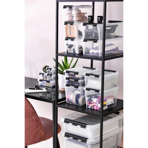 Gestapelte SmartStore Classic Aufbewahrungsboxen 4 l im Regal, transparent mit schwarzen Deckeln.